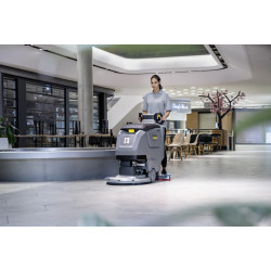 L'autolaveuse autotractée compacte B 50 Wp Pack 115Ah+D51