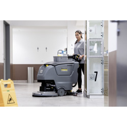 L'autolaveuse autotractée compacte B 50 Wp Pack 115Ah+D51